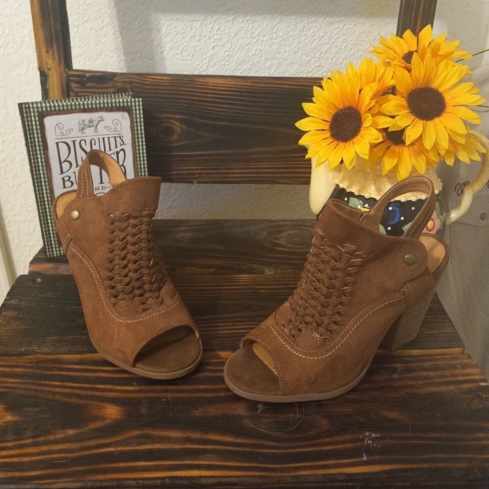 NOT RATED SUEDE PEEP TOE HEELS
